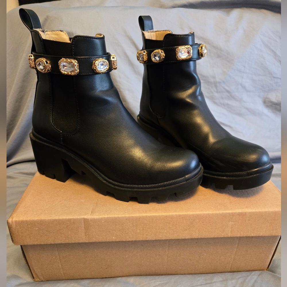 Steve Madden Black Amulet Chelsea Boots, SZ 8.5